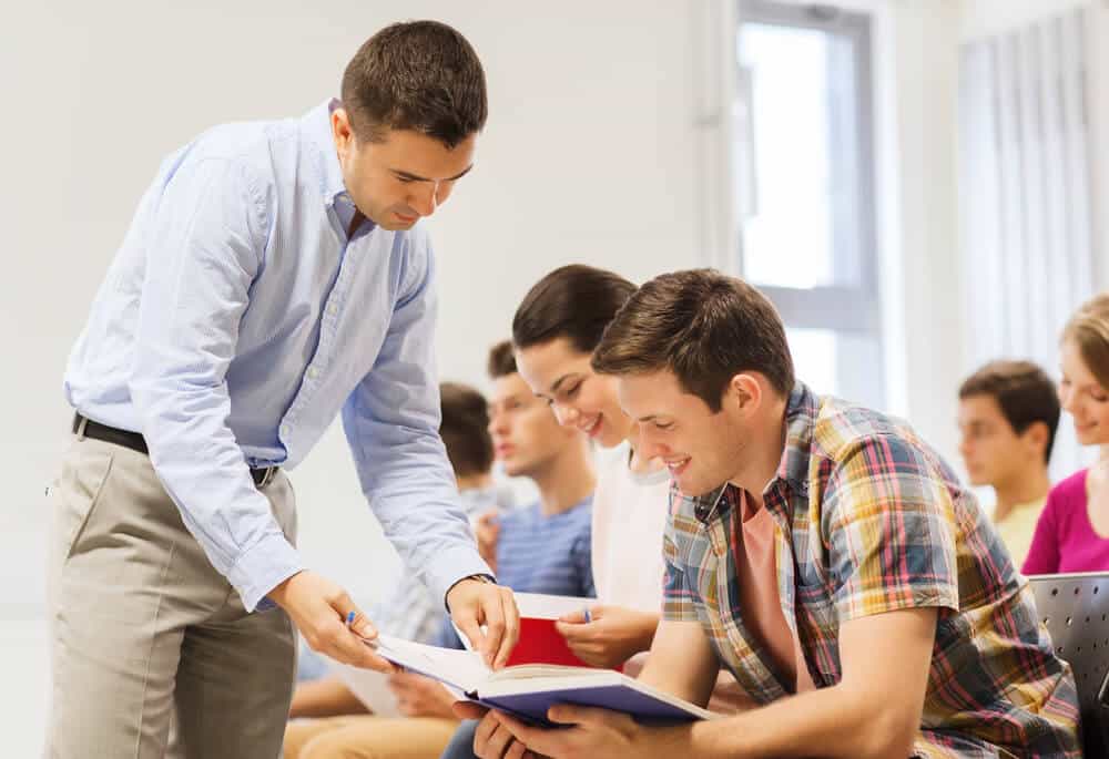 Relação professor e aluno na faculdade: o que muda?