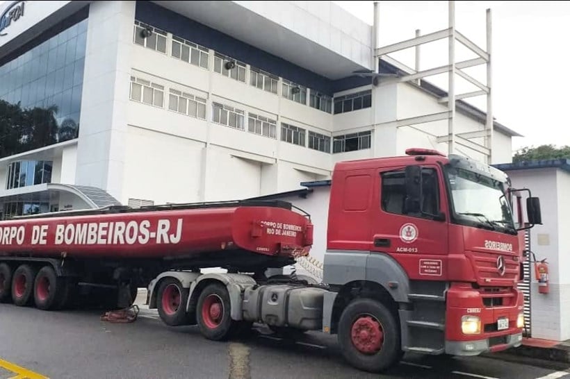 Foa e UniFOA doam cerca de 30 mil litros de água para conter o incêndio no supermercado em Três Poços