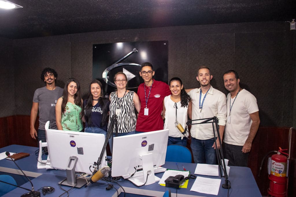 Professores e estudantes participantes do projeto Foto registrada antes da pandemia