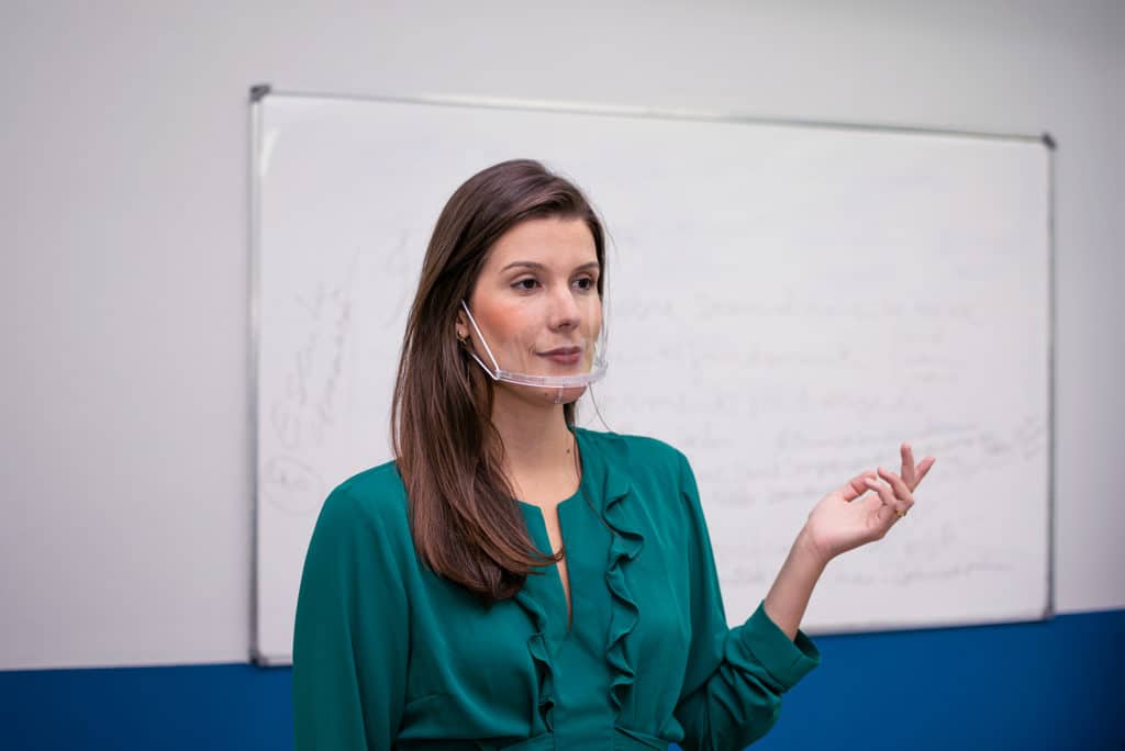 Prática e lavável, á mascara é totalmente transparente 
