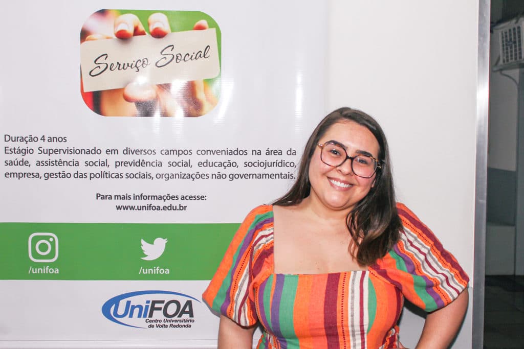 Aprovada em 2º lugar, Caren Rezende é aluna do 3º ano de Serviço Social do UniFOA