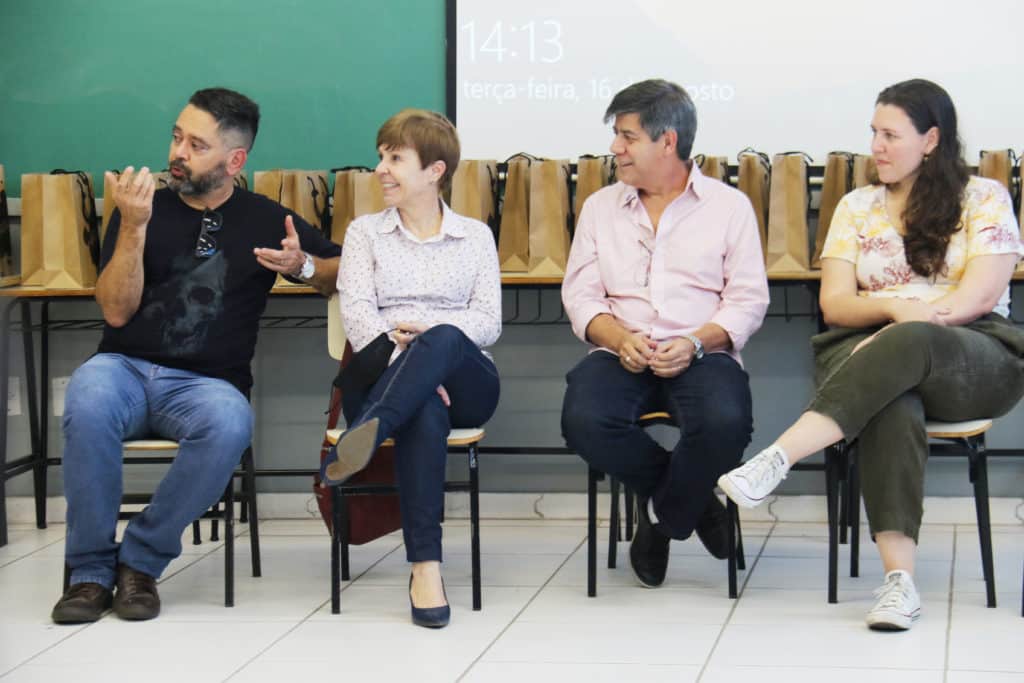 Professores Alden dos Santos (Nutrição); Rosiléa Hartung (Odontologia); Silvio Vilela (Educação Física) e Aline Botelho (Design) foram sabatinados pelos estudantes 