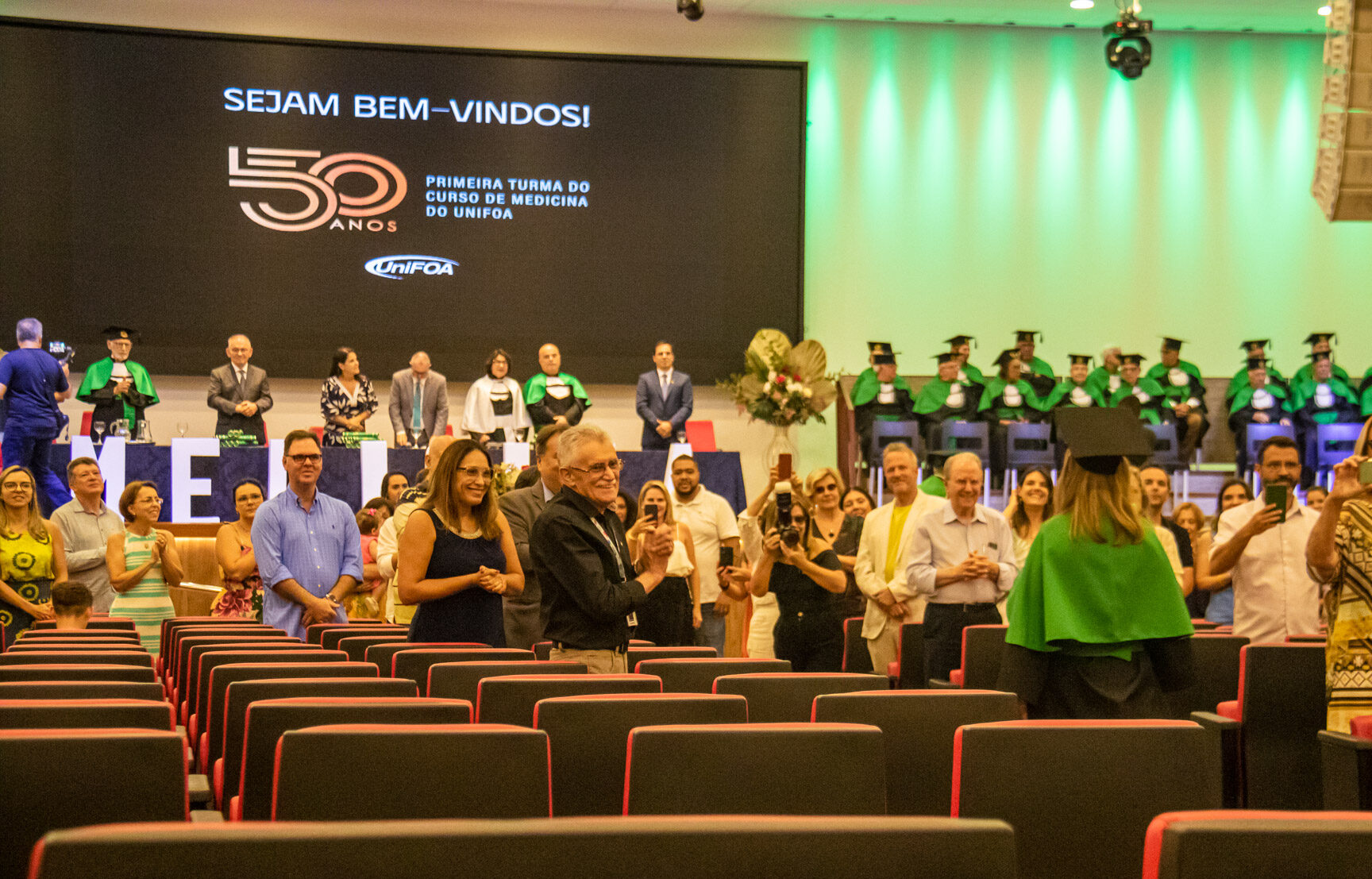 1ª turma de Medicina se reencontra em solenidade emocionante