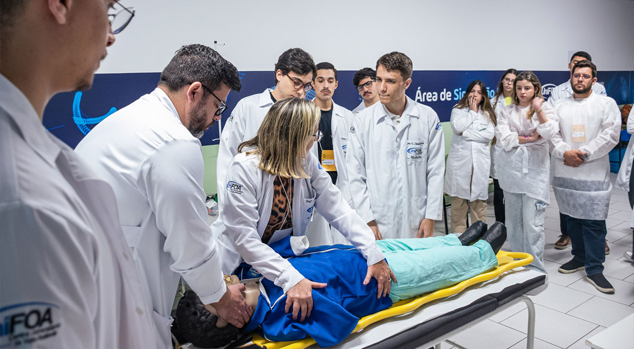 Congresso Médico Acadêmico 2025 capacita estudantes para atuação em emergências e terapia intensiva 10 10