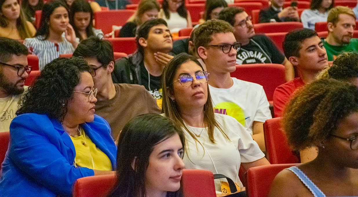 Congresso Médico Acadêmico 2025 capacita estudantes para atuação em emergências e terapia intensiva 13 13