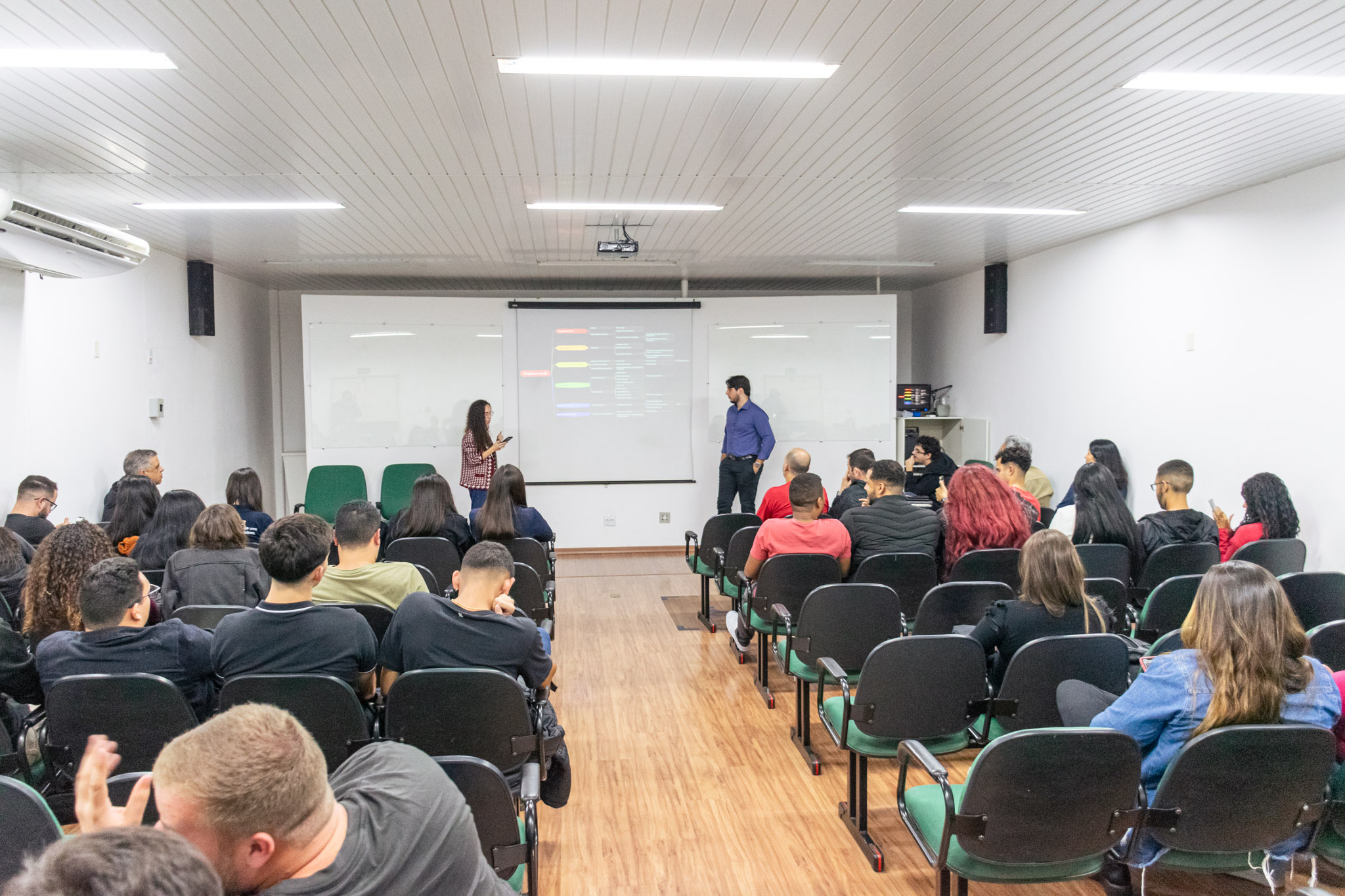 Estudantes da Escola de Gestão e Negócios propõem soluções para Trend Auto 12 _DSC4032