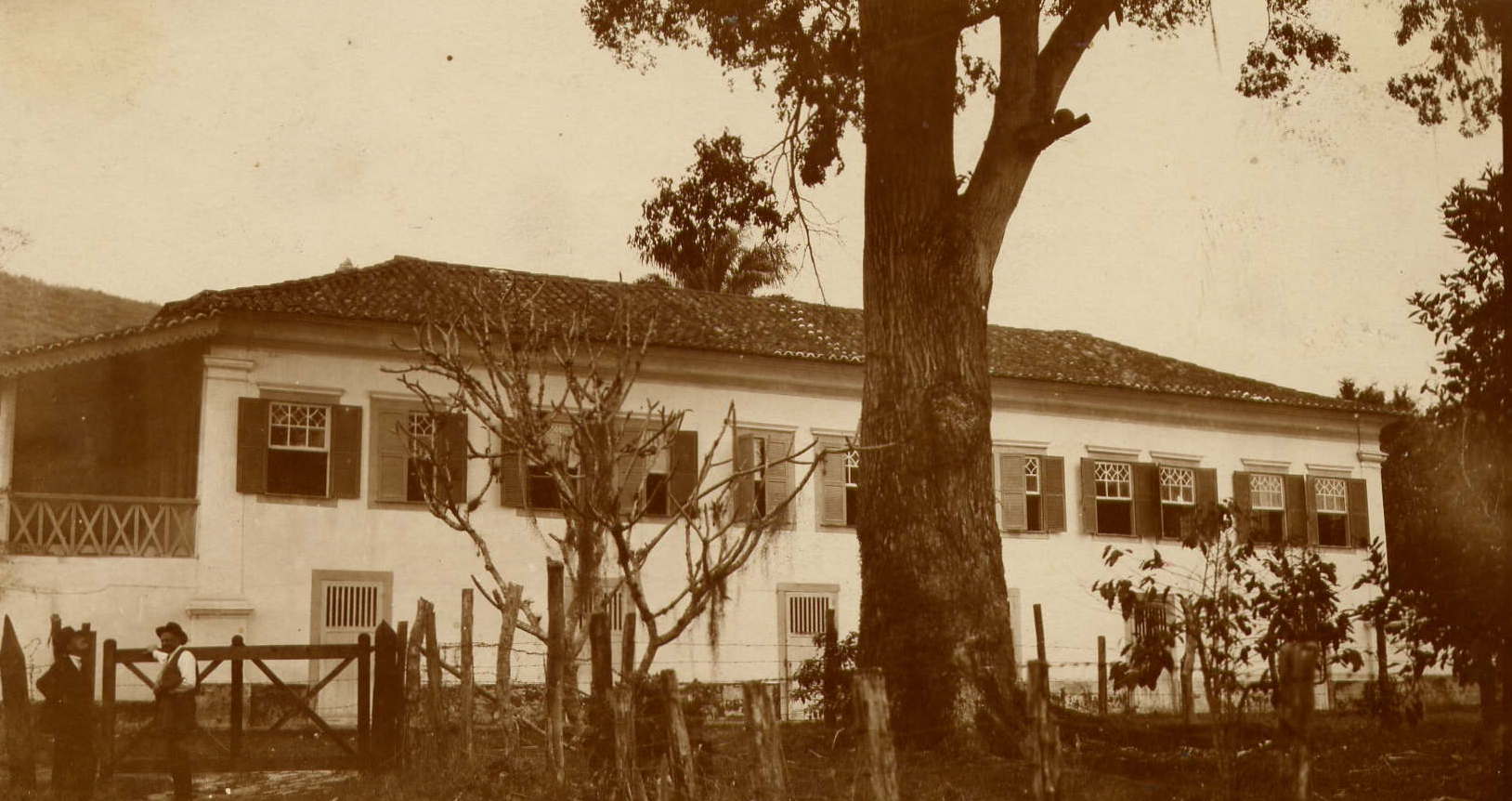 05 - Lateral esquerda da casa-sede paralela à estrada para pinheiral, possivelmente década de 1940